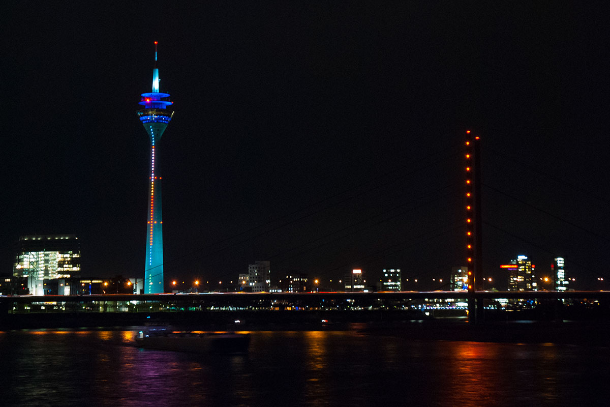 Der Rheinturm Düsseldorf wurde im Rahmen des Weltdiabetestages mit blauen Lichtern angestrahlt