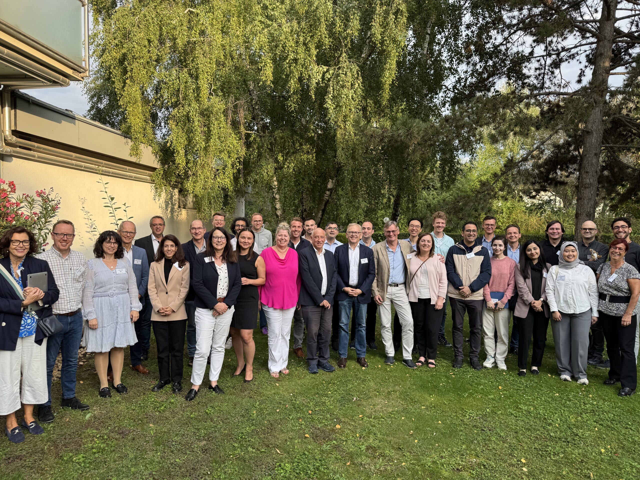 Gruppenfoto, mehr als 30 Leute bei einer Konferenz.