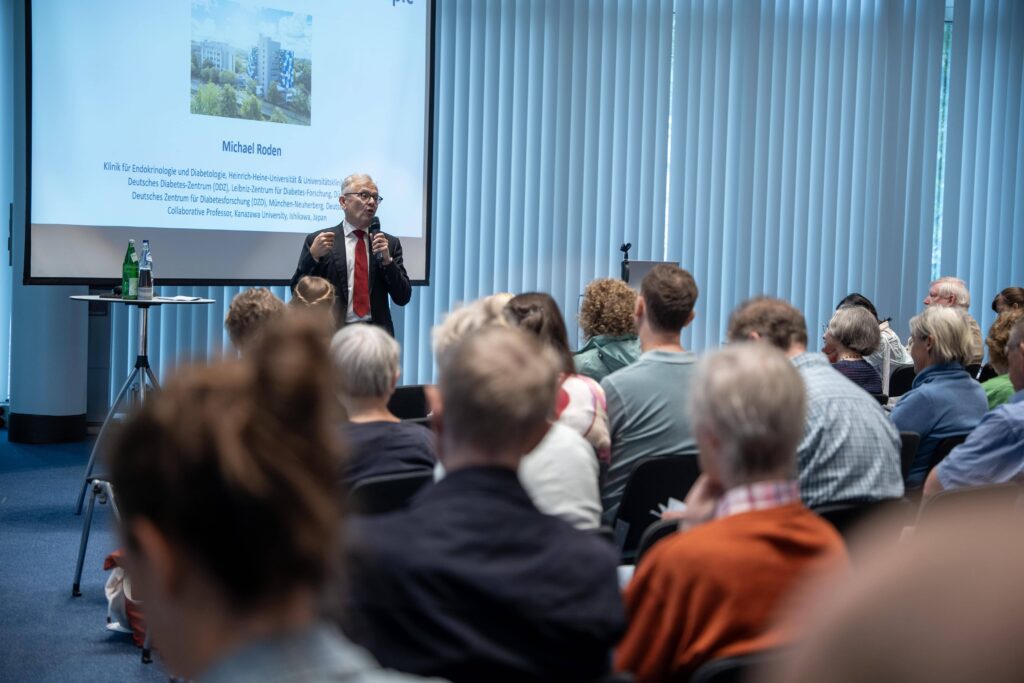 Prof. Michael Roden spricht vor Publikum