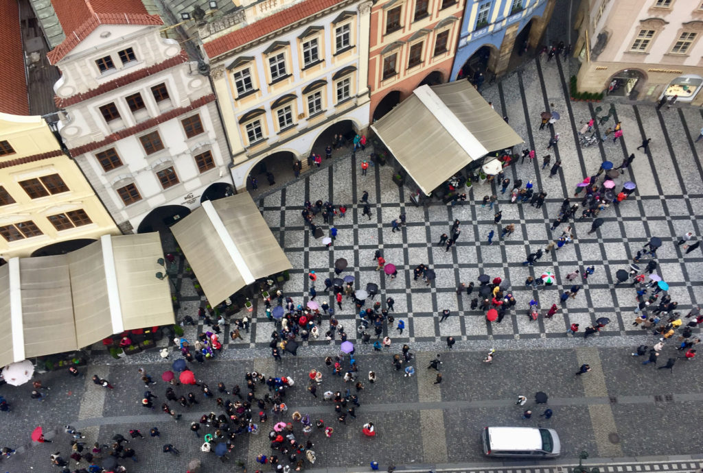 Luftaufnahme eines bevölkerten Marktplatzes einer Stadt
