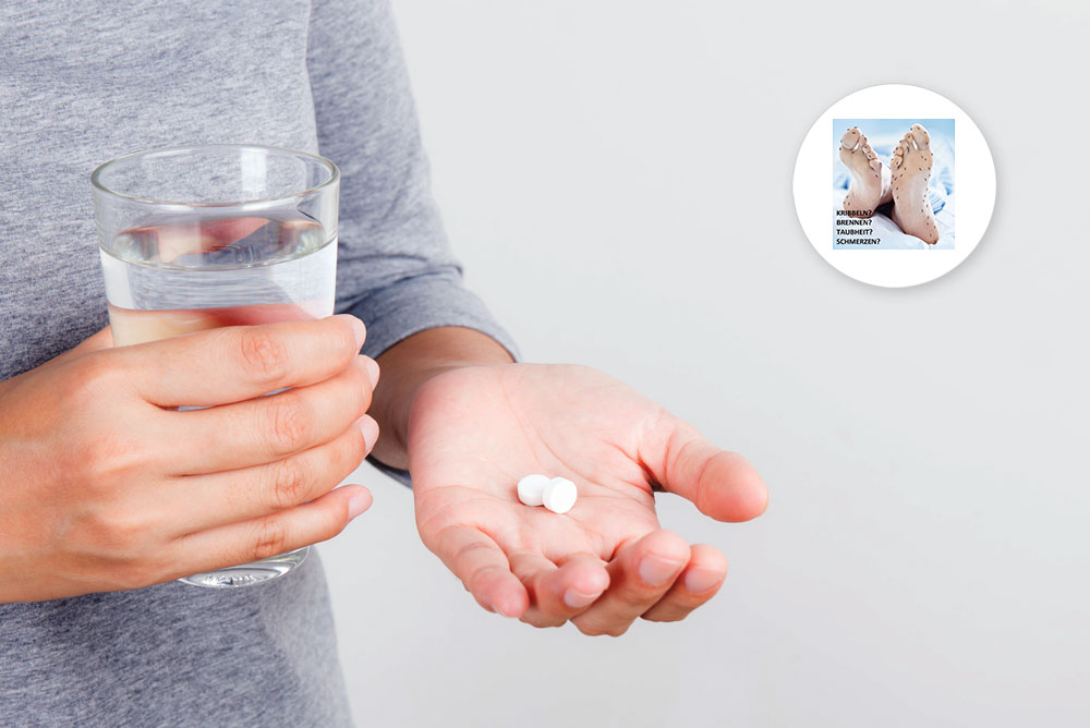 Eine Person hält in einer Hand ein Glas Wasser und in der anderen zwei Tabletten. Oben rechts ist das Logo der Bond-Studie angebildet