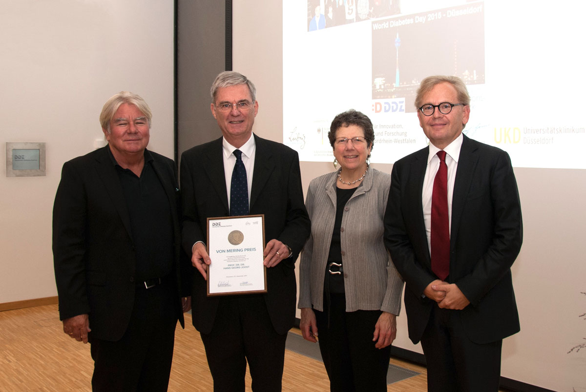 Im Beisein einer Nachfahrin von Josef von Mering wurde Prof. Dr. Dr. Hans-Georg Joost als Preisträger von Prof. Dr. Roden, Wissenschaftlicher Direktor und Vorstand des DDZ, mit der Von Mering Goldmedaille ausgezeichnet. (v.l.n.r.: Prof. Dr. Hans-Ulrich Häring, Prof. Dr. Dr. Hans-Georg Joost, Prof. Barbara B. Kahn, Prof. Dr. Michael Roden)